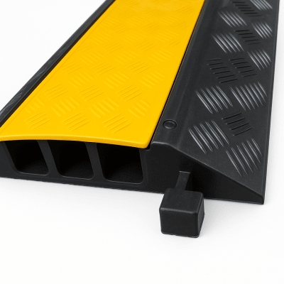 Protector de Cable de 3 Canales / Base de Goma y Tapa de Plástico / Tamaño del Canal 30x30mm / Capacidad de Carga 5 Toneladas / Longitud 90 cm / Ancho del Contorno 50 cm / Altura 4.5 cm / Color Amarillo-Negro / Material Hule — ACCESSPRO · SKU AC903-V2