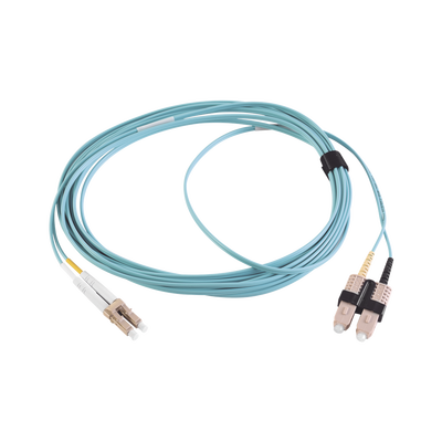 Jumper de Fibra Óptica Multimodo 50/125 XGLO OM3, LC-SC Duplex, OFNR, Color Aqua, 5 Metros (16.40 Pies) — SIEMON · SKU FJ2-LCSC5L-05AQ