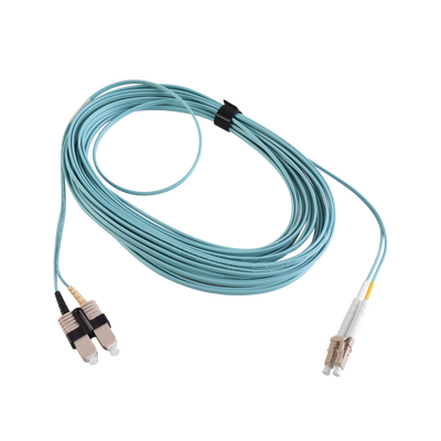 Jumper de Fibra Óptica Multimodo 50/125 XGLO OM3, LC-SC Duplex, OFNR, Color Aqua, 10 Metros (32.81 Pies) — SIEMON · SKU FJ2-LCSC5L-10AQ