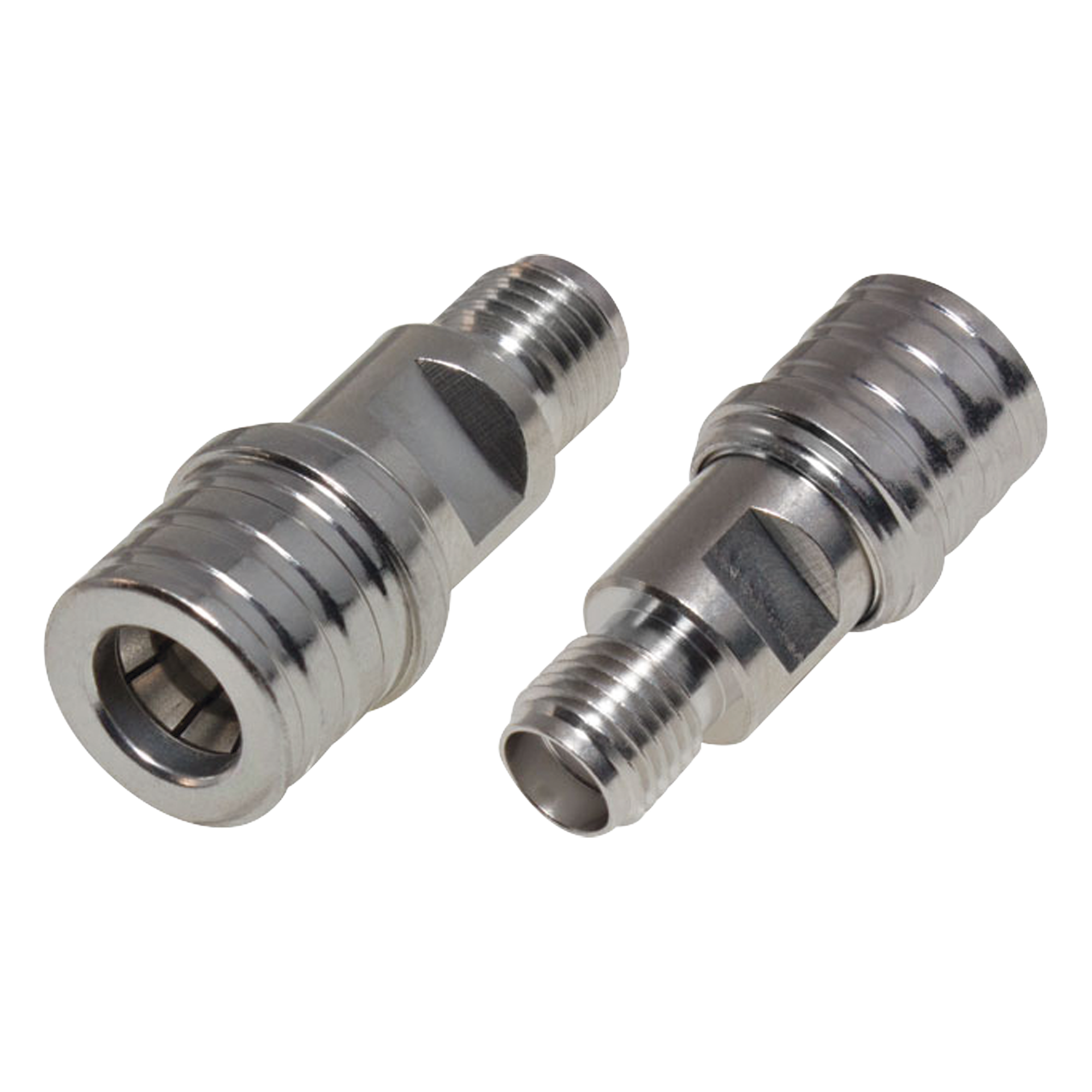 Adaptador en Línea de Bajo PIM, de Conector QMA (Quick Mate) Macho a SMA Hembra, Bronce Blanco/ Oro/ Teflón. — RF INDUSTRIES,LTD · SKU RQA-5405-LP