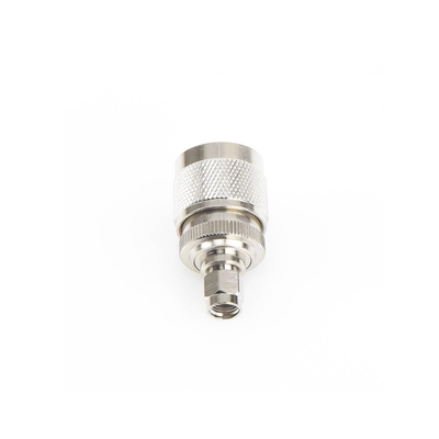 Adaptador en Línea, de Conector SMA Macho Inverso a N Macho, Níquel/ Oro/ Teflón.