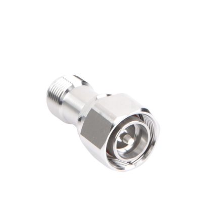 Adaptador en Línea de Conector 4.3-10 Macho a N Hembra, Bronce Blanco/ Plata/ Teflón.