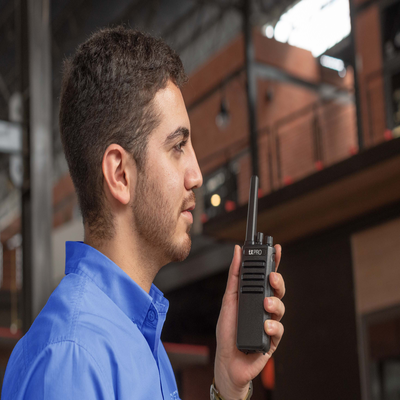Radio Portátil Analógico / UHF 400-470 MHz / 5W / 16 Canales / Scrambler / Batería 2500 mAh / VOX