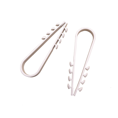 Bolsa con 100 clips sujetadores de plástico para cables de 11 a 19 mm. Ideales para instalaciones en pared, brindan sujeción firme y segura.