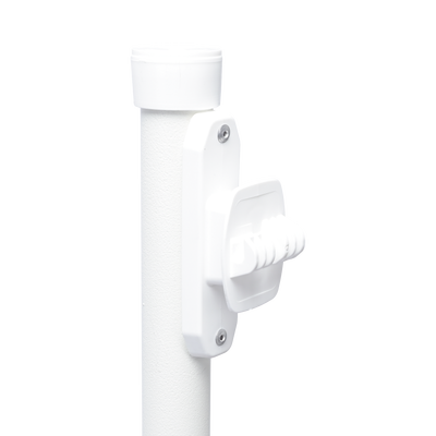 Poste con 6 Aisladores de PASO para Cerca Electrificada. Tubo Galva. de 1.4m, cal. 18 de 1" Diam. + Pintura Blanca.