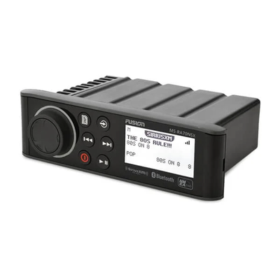 Sistema de Audio Marino MS-RA70 / Pantalla LCD Monocroma 2.6" / Tecnología Multi-Zone™️ 2 Zonas / Potencia Pico 200 W / Bluetooth® y ANT® / Compatible con SiriusXM y DAB+ / IPX7 / USB para Actualizaciones