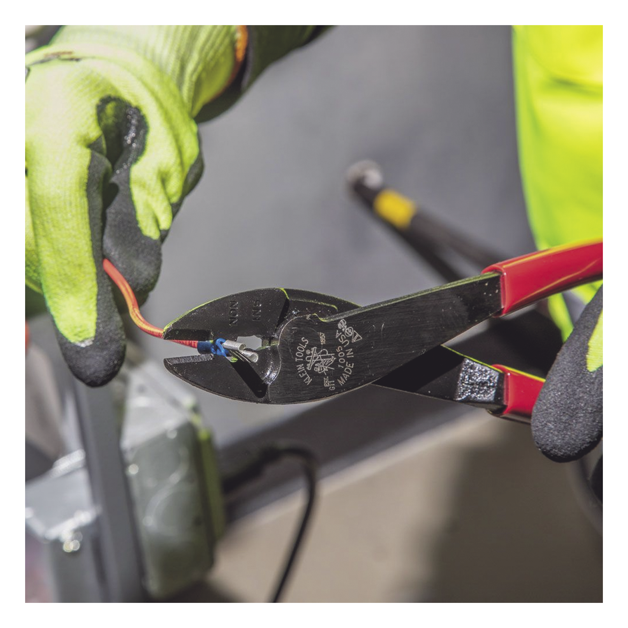 Pinza Ponchadora/Cortadora de Conectores 10 a 22 AWG