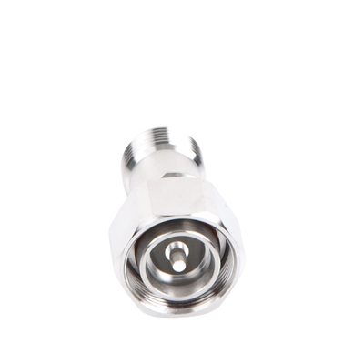 Adaptador en Línea de Conector 4.3-10 Macho a N Hembra, Bronce Blanco/ Plata/ Teflón.