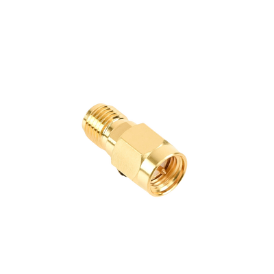 Adaptador en Línea, de Conector SMA Macho a SMA Hembra Inverso, Oro/ Oro/ Teflón.