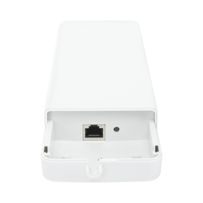 Suscriptor ePMP Force 130 MIMO 2x2 / 28 dBm de potencia / Mejor desempeño en zonas altamente ruidosas / 5150-5970 MHz / Distancia de 3 km en PTMP / Antena integrada de 14 dBi (C050900C505A)