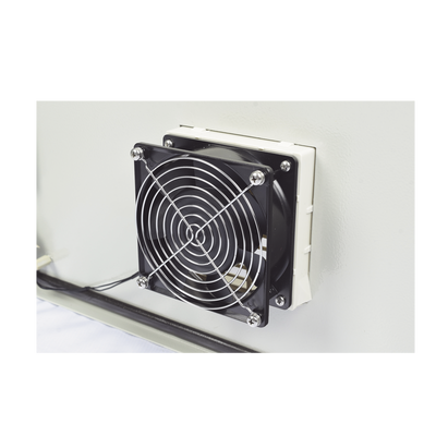 Gabinete Ventilado de Acero IP55 Uso en Exterior (600 x 800 x 300 mm) con Placa Trasera Interior Metálica y Compuerta Inferior Atornillable. Incluye Ventilador, Ventilas, filtros, Chapas y Llave T.