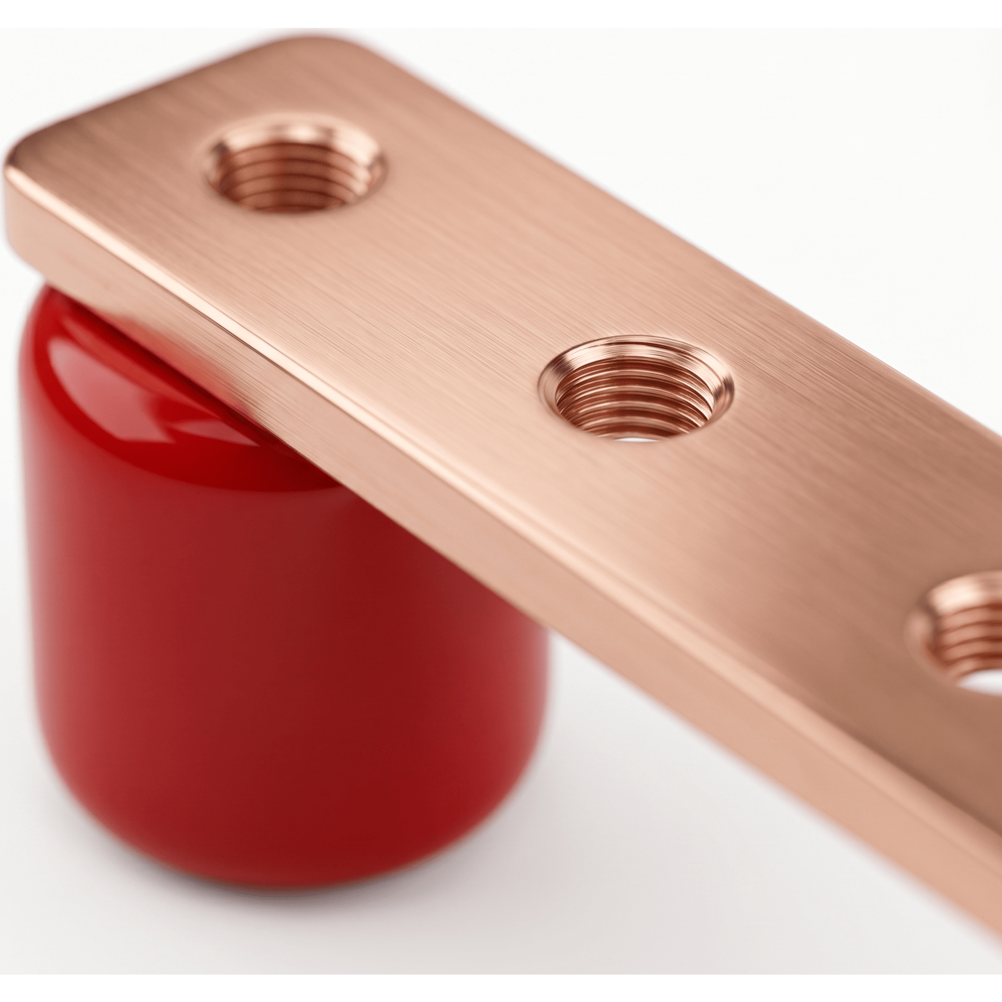 Barra Distribución Tierra Rack 19 in / Cobre 100% / 550A / Aisladores Rojos / 0.64 cm (0.25 in) / J-STD-607-A