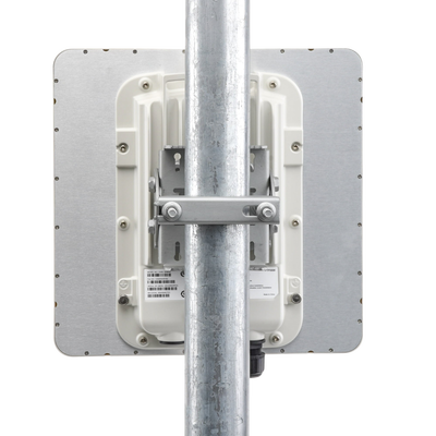 PTP-550 Hasta 1.36 GBps / 4910 - 6200 MHz / 802.11 AC Wave 2 MU-MIMO 4: 4x4 / BackHaul con Antena Integrada (Alta ganancia 23 dBi) (C050055H016A)