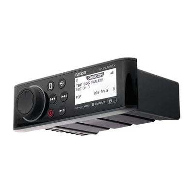 Sistema de Audio Marino MS-RA70 / Pantalla LCD Monocroma 2.6" / Tecnología Multi-Zone™️ 2 Zonas / Potencia Pico 200 W / Bluetooth® y ANT® / Compatible con SiriusXM y DAB+ / IPX7 / USB para Actualizaciones