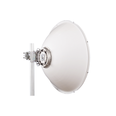 Antena direccional Alto Rendimiento / Parábola profunda para mayor aislamiento al ruido /4 ft / Guía de onda para radio B5x y C5x / Ganancia de 35 dBi / Soporte de acero inoxidable / Polaridad en 90 ° y 45 ° / Incluye montaje.