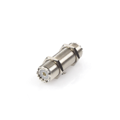 Adaptador Pasamuros de Doble UHF Hembra (SO-239), Montaje para Panel con Rosca Estándar.