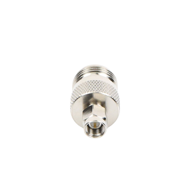 Adaptador en Linea de Conector SMA Macho a N Hembra, Niquel/ Oro/ Teflón.