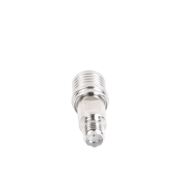 Adaptador en Línea de Bajo PIM, de Conector QMA (Quick Mate) Macho a SMA Hembra, Bronce Blanco/ Oro/ Teflón.