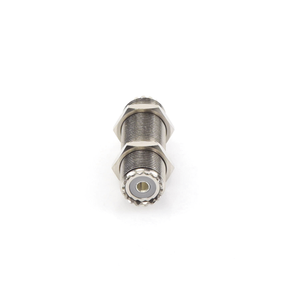 Adaptador Pasamuros de Doble UHF Hembra (SO-239), Montaje para Panel con Rosca Estándar.