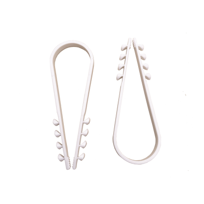 Bolsa con 100 clips sujetadores de plástico para cables de 19 a 25 mm. Ideales para instalaciones en pared, brindan sujeción firme y segura. — LINKEDPRO · SKU LPHOLD25