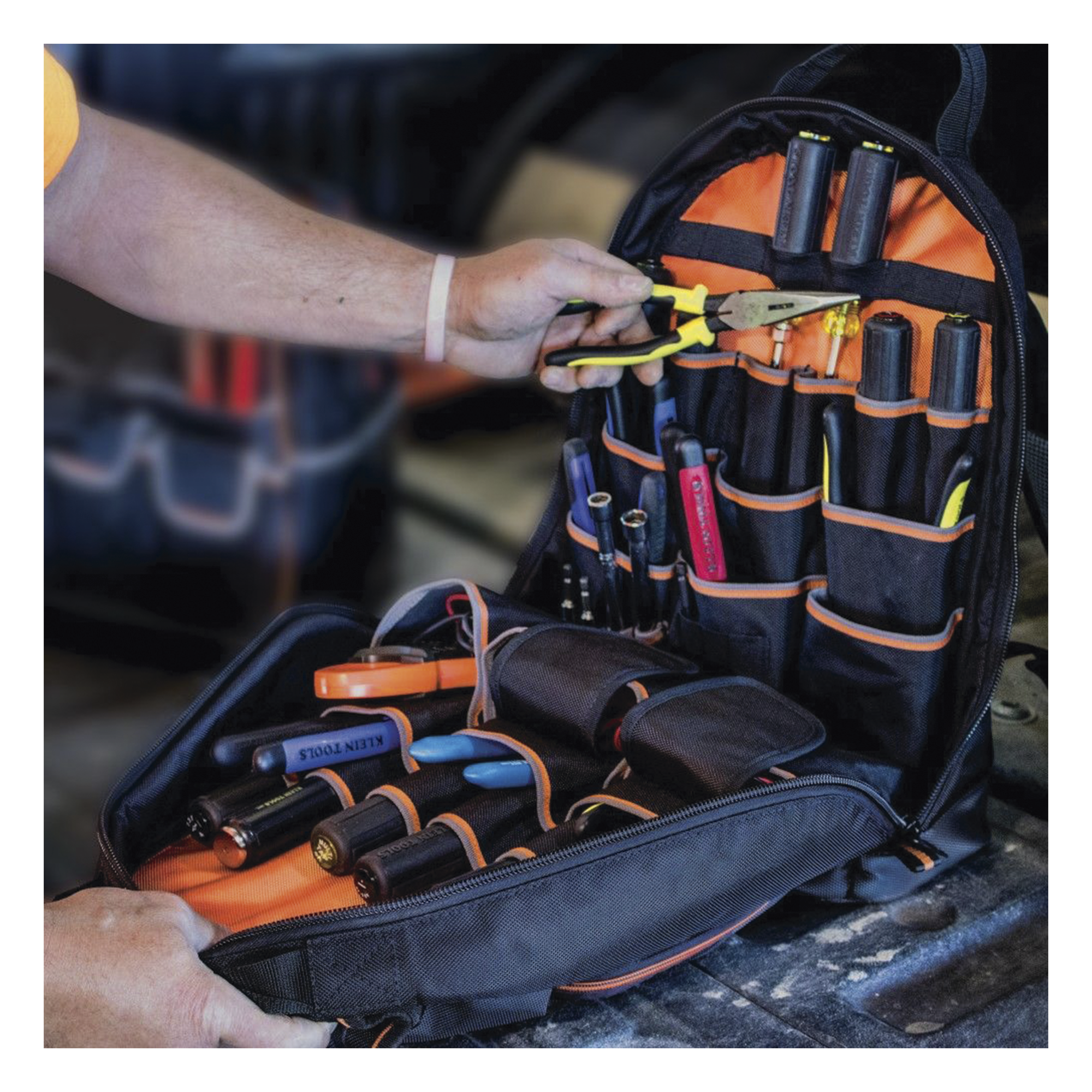 Mochila para Herramientas Tradesman Pro™ de 44.5 cm en Color Negro con 35 Bolsillos (No incluye herramientas).