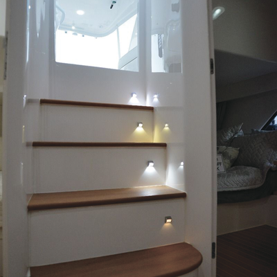 Luz led marina de cortesía serie Andros, emite luz de color blanco brillante de 45 lúmenes, para uso exterior e interior, fabricado bajo norma de protección IP67.