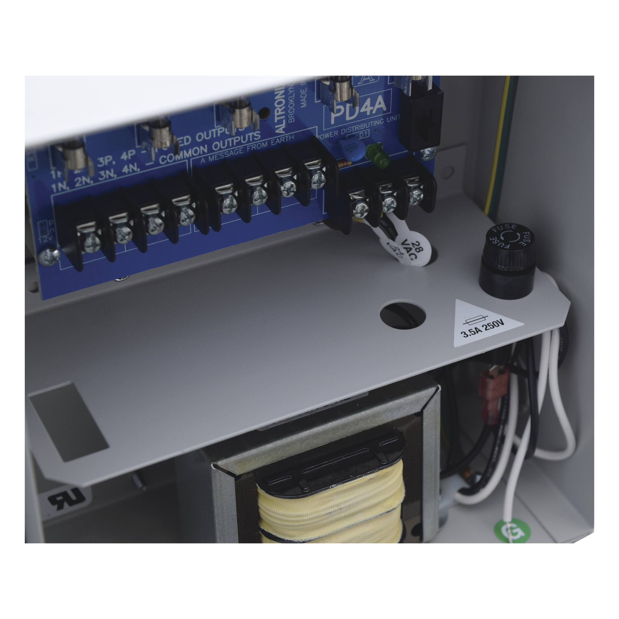 Fuente de Poder CCTV / 4 Salidas / 24 Vca @ 3.5 A o 28 Vca @ 3 A / 115 Vca / NEMA 1