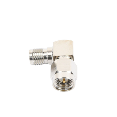Adaptador en Ángulo Recto, de Conector SMA Macho a SMA Hembra Níquel/ Oro/ Teflón.
