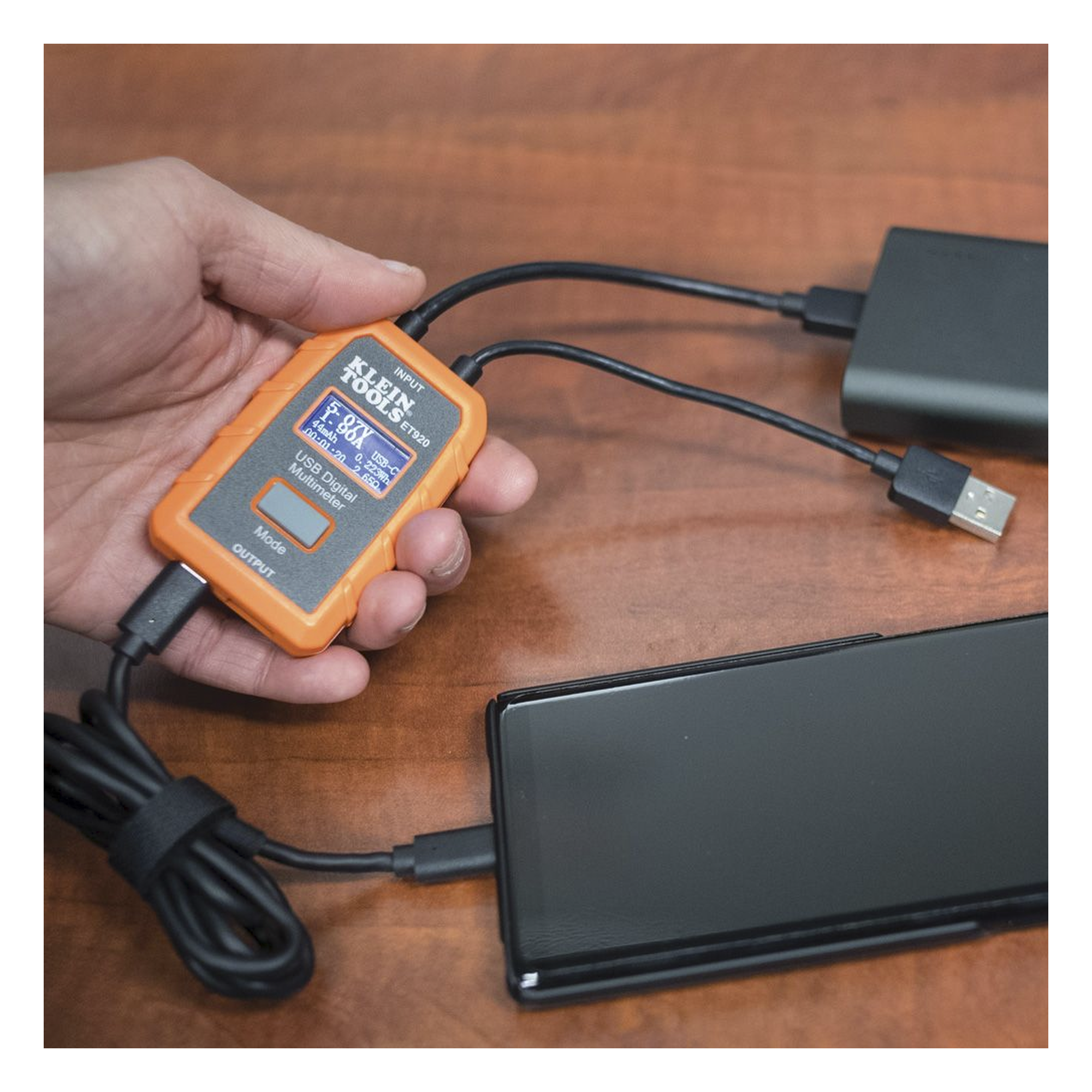 Multímetro digital USB para USB-A y USB-C.