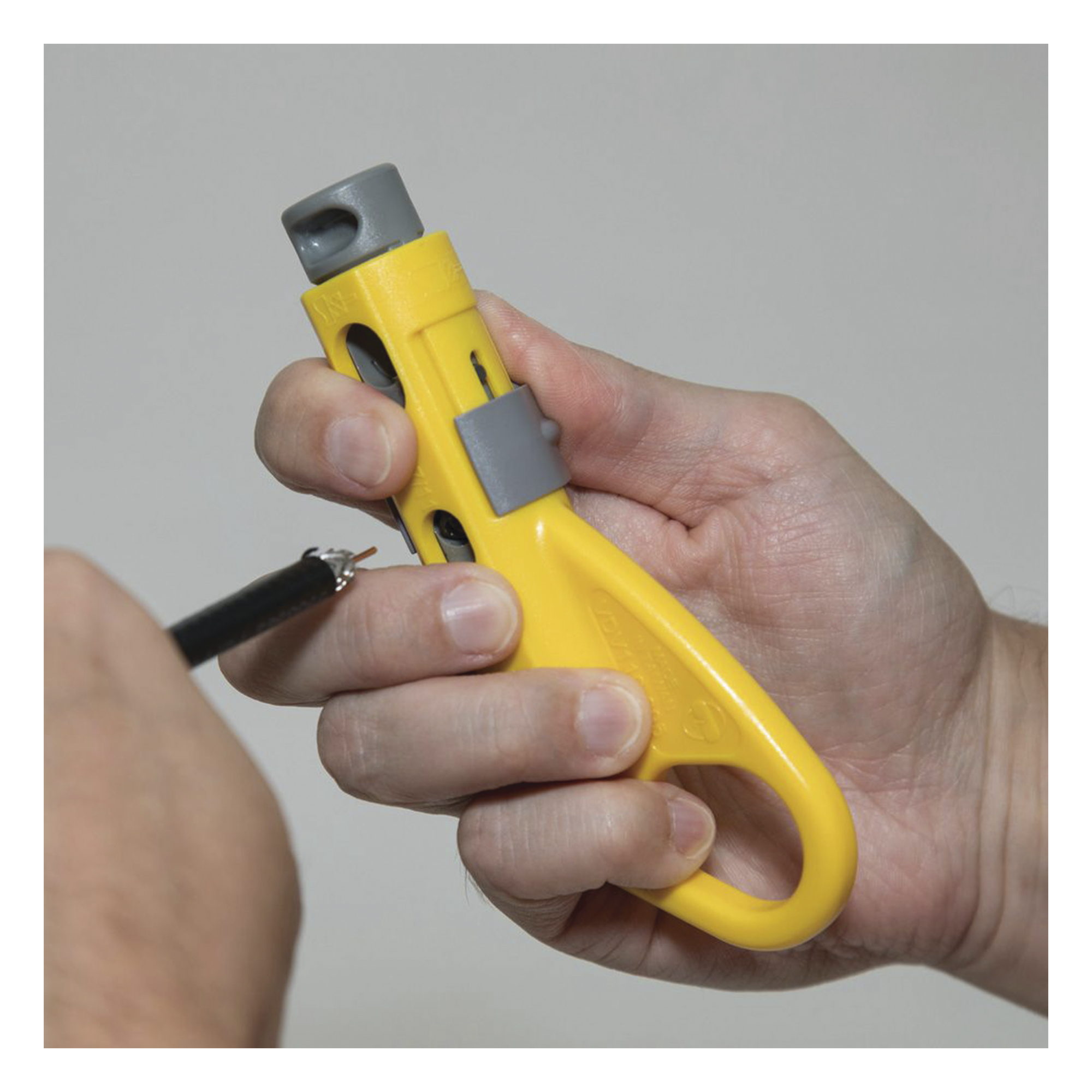 Pelacables Radial de Cables Coaxiales.