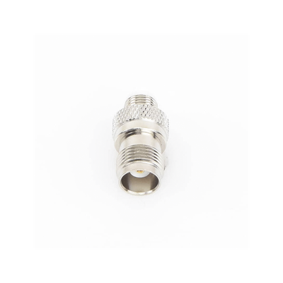 Adaptador en Línea, de Conector TNC Hembra a FME Hembra, Niple Europeo, Níquel/ Oro/ Teflón.