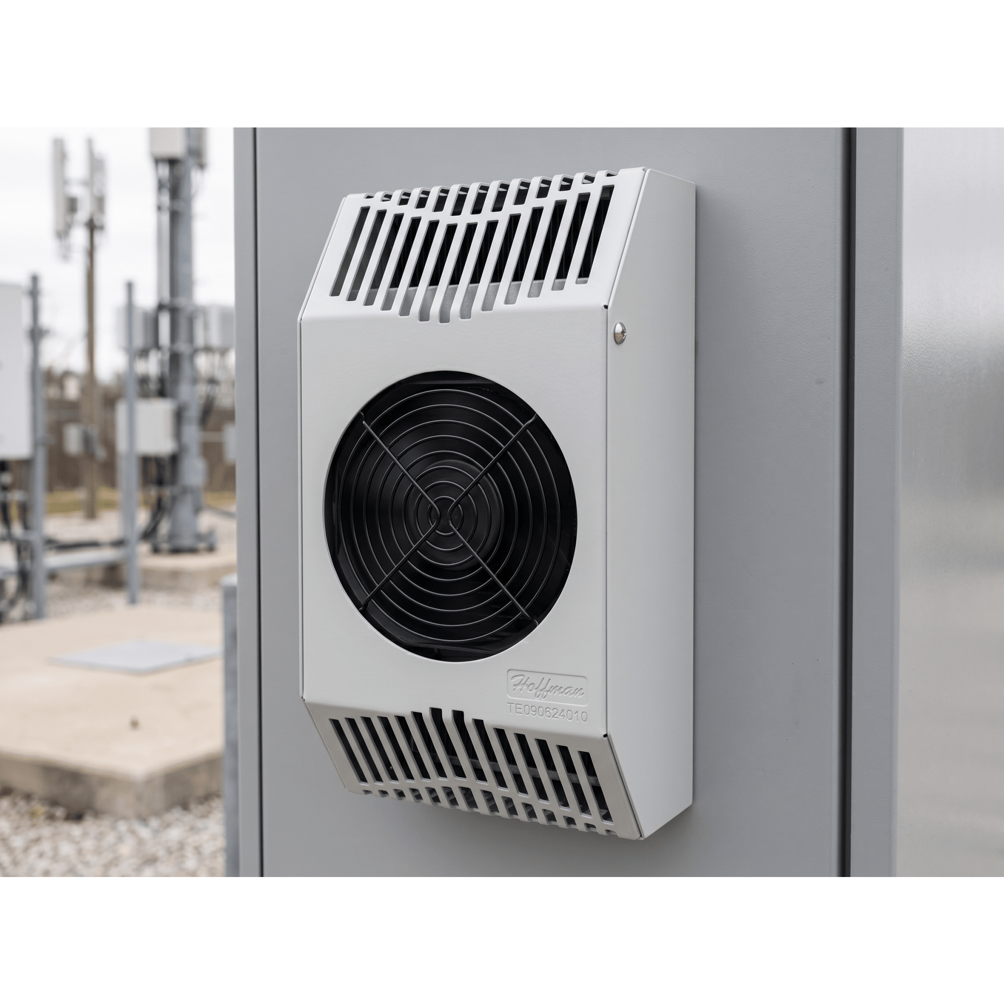 Refrigerador Termoeléctrico / 24V DC / 52W (178 BTU/h) / Interiores y exteriores / Efecto Peltier / Enfriamiento y Calentamiento / Acero Gris RAL 7035 / Montaje Vertical-Horizontal / -40°C a 55°C (-40°F a 131°F)