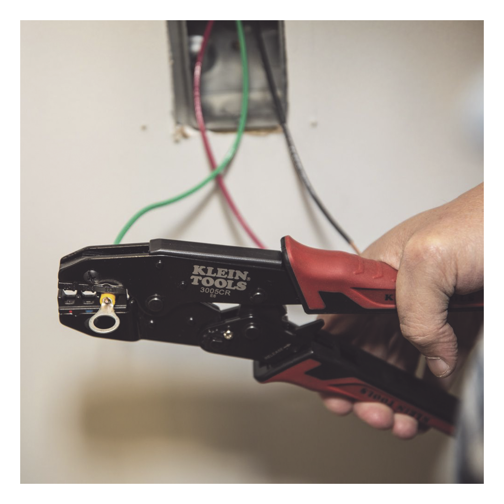 Pinza Ponchadora para Terminales con Aislamiento en Cable de Cobre Sólido y Trenzado de 10-22 AWG.