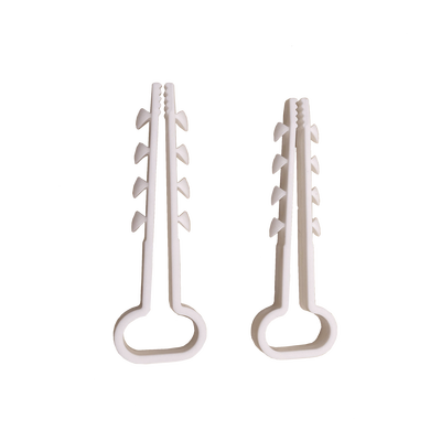 Bolsa con 100 clips sujetadores de plástico para cables de 6 a 12 mm. Ideales para instalaciones en pared, brindan sujeción firme y segura.