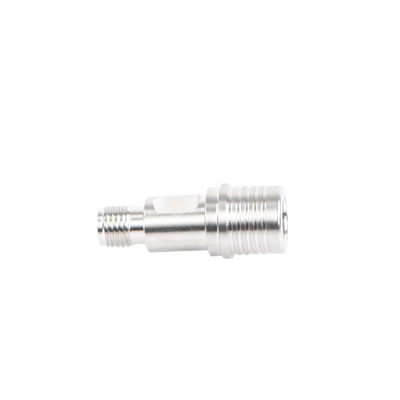 Adaptador en Línea de Bajo PIM, de Conector QMA (Quick Mate) Macho a SMA Hembra, Bronce Blanco/ Oro/ Teflón.