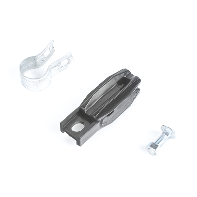 Aislador de paso o esquina con abrazadera incluida de 1 Pulgada para uso en tubería de malla ciclónica.