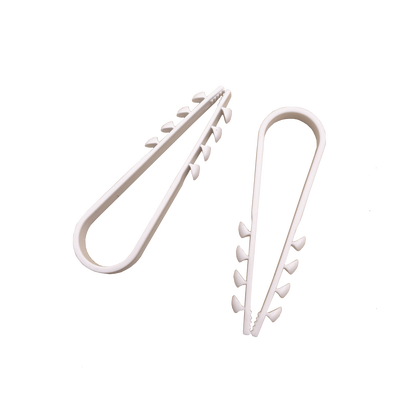 Bolsa con 100 clips sujetadores de plástico para cables de 19 a 25 mm. Ideales para instalaciones en pared, brindan sujeción firme y segura.