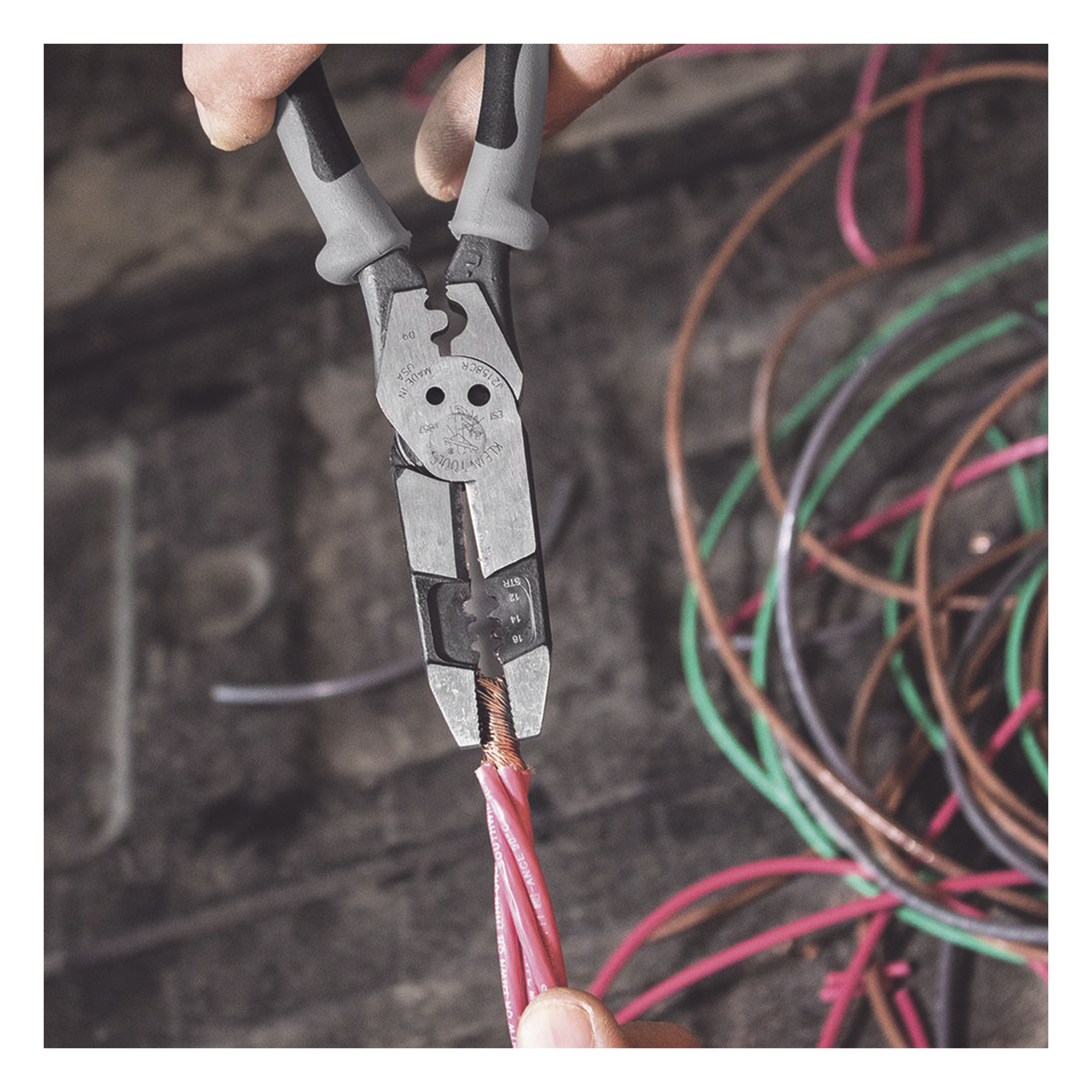 Pinza Híbrida con Ponchadora de 8". Pela Cable Sólido de 10-14 AWG y Cable Trenzado de 12-16 AWG