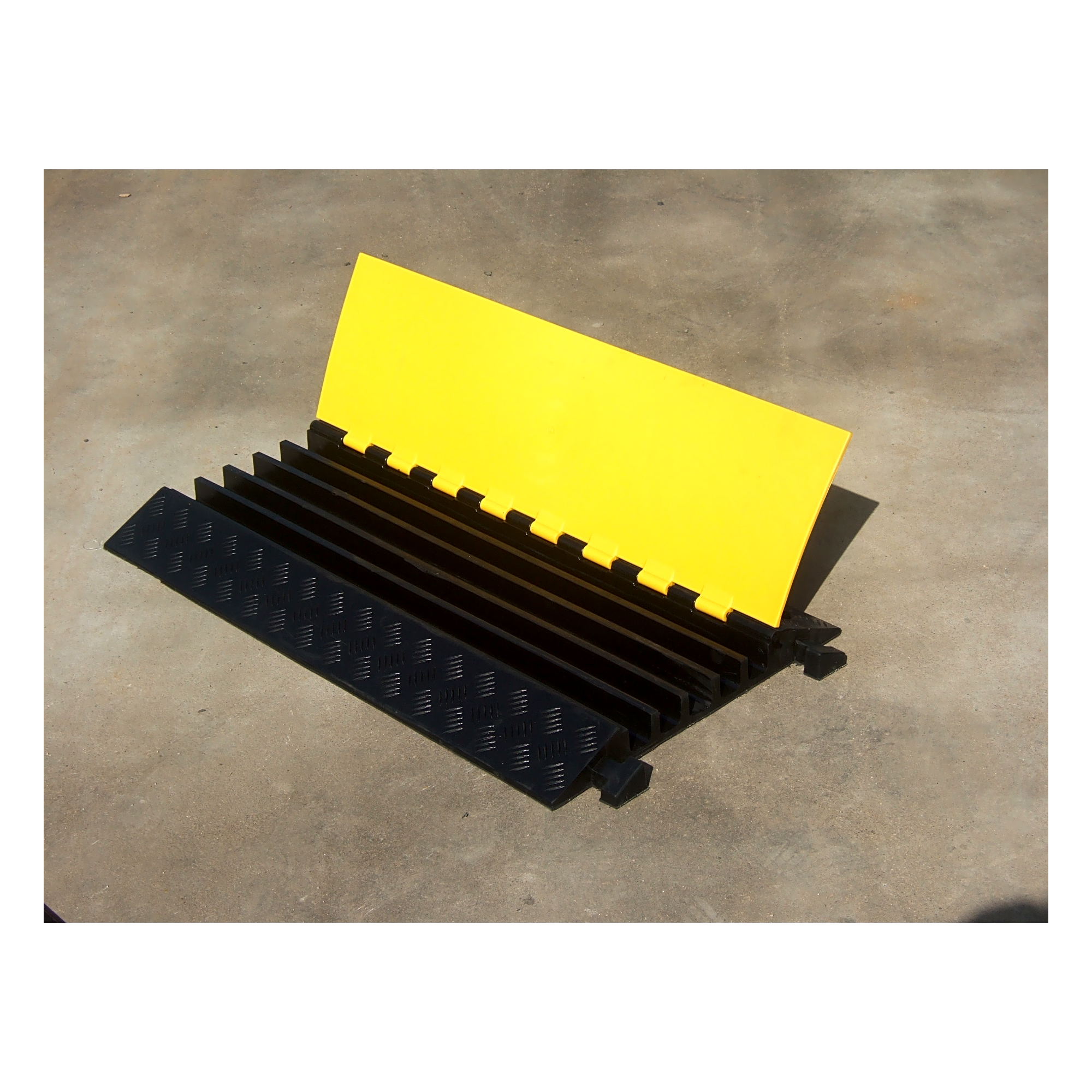 Protector de Cable de 5 Canales / Base de Goma y Tapa de Plástico / Capacidad 4.6 Toneladas / Canal 38x35MM / Longitud 90 cm / Amarillo y Negro — ACCESSPRO · SKU AC905-CV
