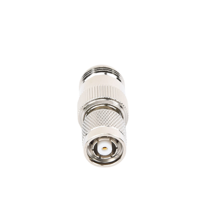 Adaptador en Línea, de Conector TNC Macho Inverso a N Hembra, Niquel/ Oro/ Teflón.