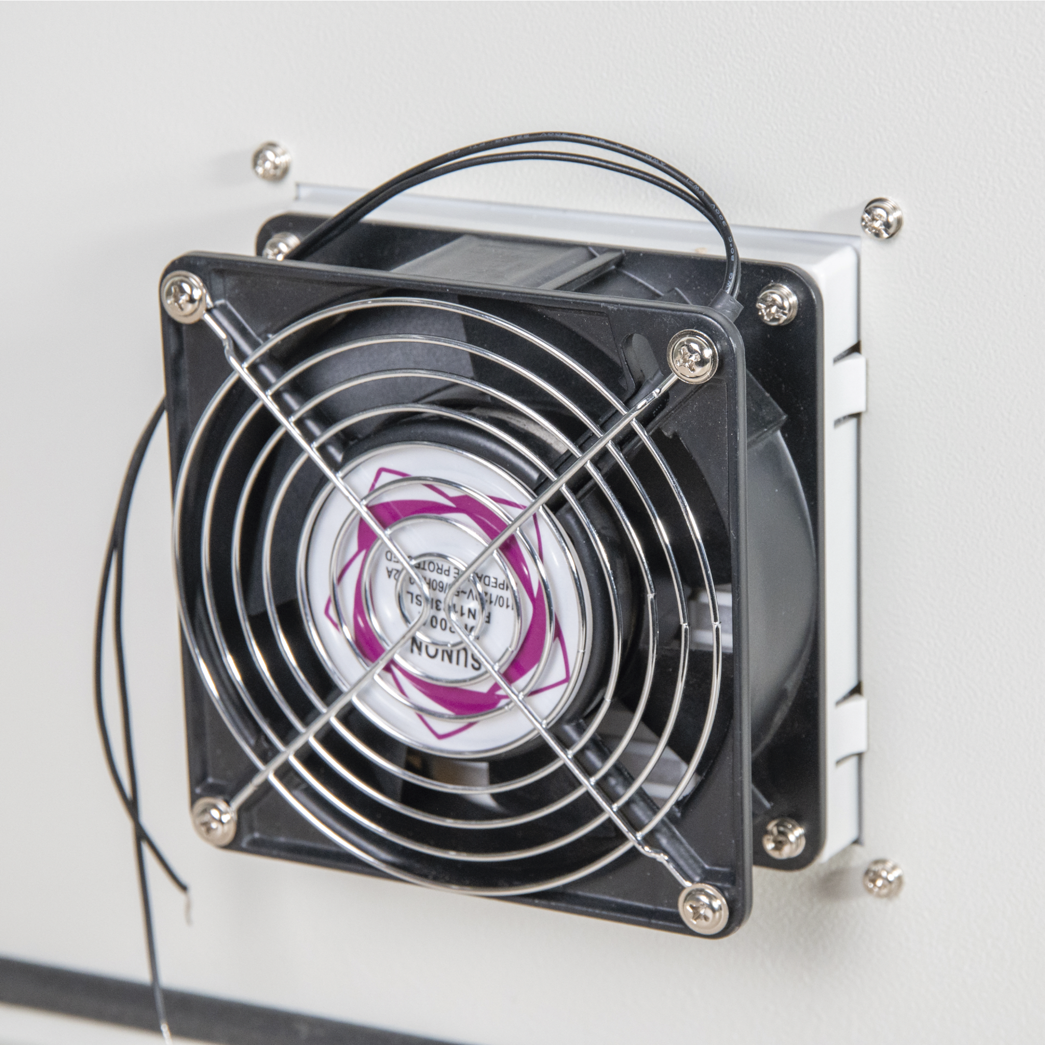 Gabinete Ventilado de Acero IP55 Uso en Exterior (593 x 609 x 399 mm) con Placa Trasera Interior Metálica y Compuerta Inferior Atornillable. Incluye Ventilador, Ventilas, filtros, Montaje Rack 19", Terminal de Tierra Física, Chapas y Ll