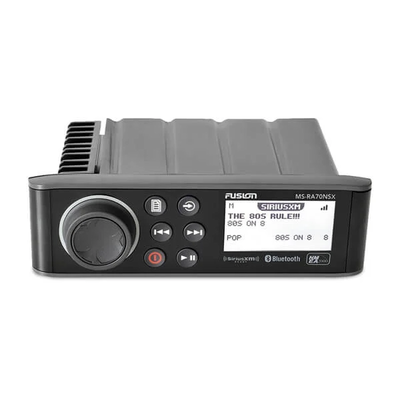 Sistema de Audio Marino MS-RA70 / Pantalla LCD Monocroma 2.6" / Tecnología Multi-Zone™️ 2 Zonas / Potencia Pico 200 W / Bluetooth® y ANT® / Compatible con SiriusXM y DAB+ / IPX7 / USB para Actualizaciones