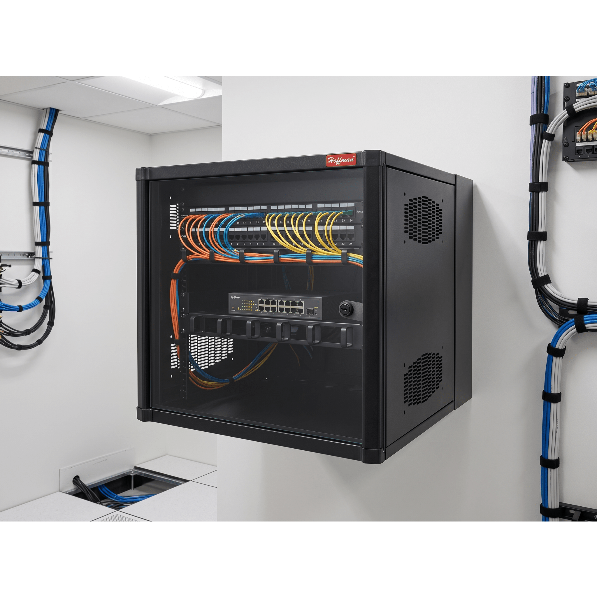 Gabinete AccessPlus de 12 UR Montaje en Pared de 19in, Rieles Numerados y Roscados #10-32, Puerta con Ventana de Seguridad, 600 mm de Ancho, 637 mm de Profundidad, Color Negro
