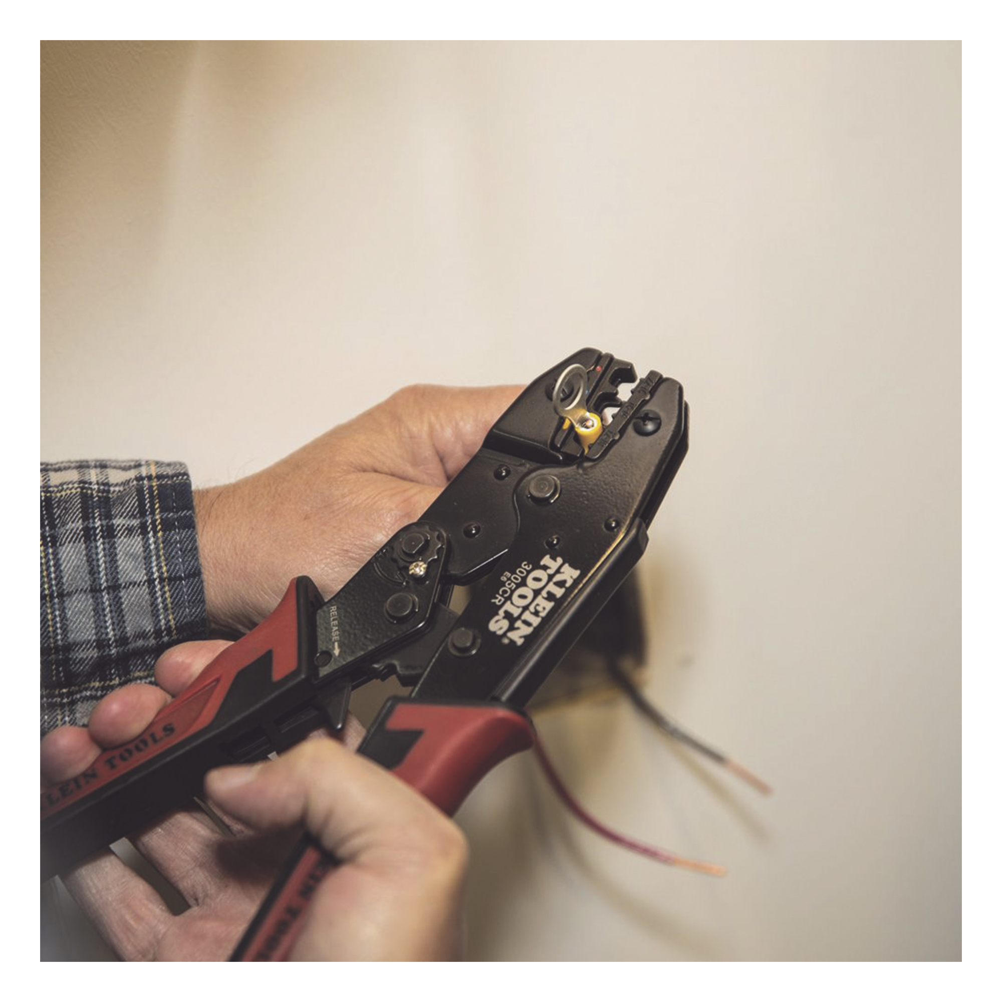 Pinza Ponchadora para Terminales con Aislamiento en Cable de Cobre Sólido y Trenzado de 10-22 AWG.