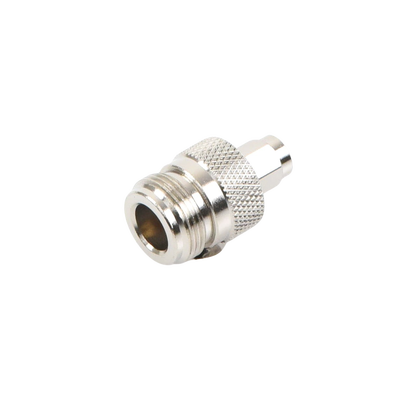 Adaptador en Linea de Conector SMA Macho a N Hembra, Niquel/ Oro/ Teflón.