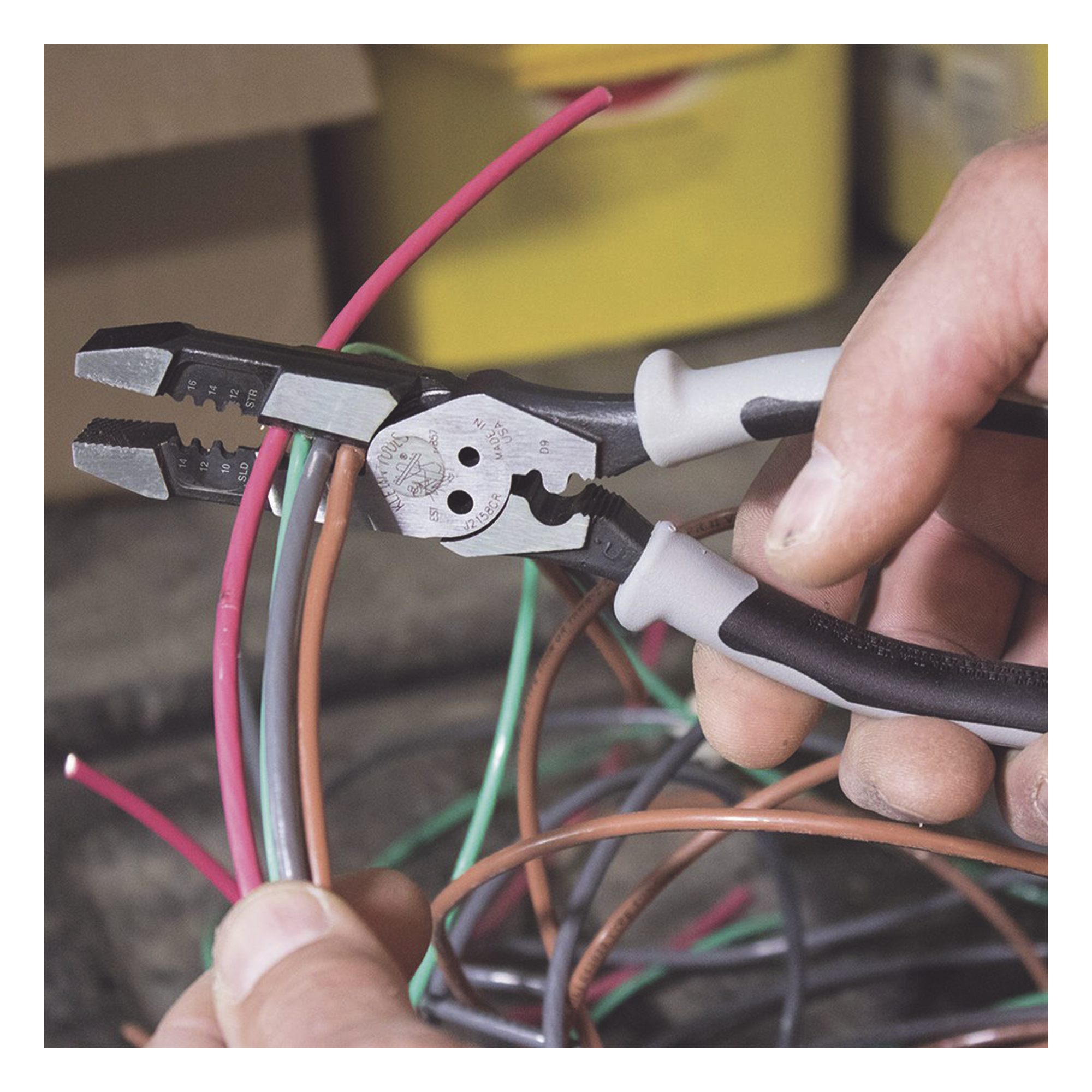 Pinza Híbrida con Ponchadora de 8". Pela Cable Sólido de 10-14 AWG y Cable Trenzado de 12-16 AWG
