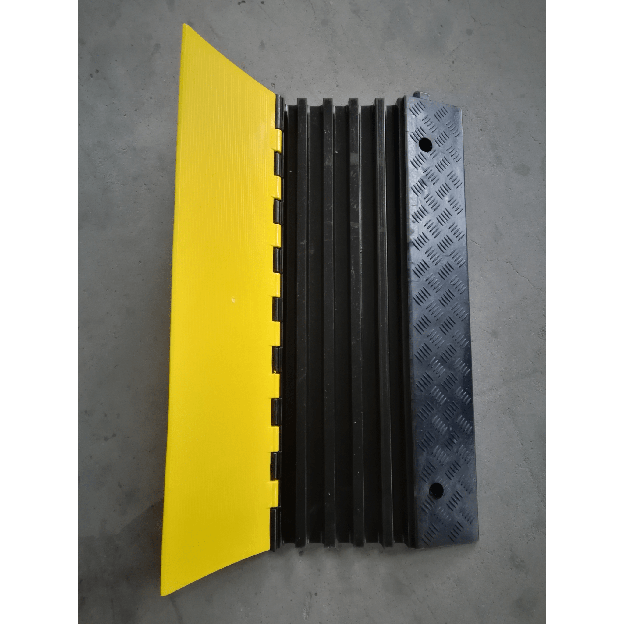 Protector de Cable de 5 Canales / Base de Goma y Tapa de Plástico / Capacidad 4.6 Toneladas / Canal 38x35MM / Longitud 90 cm / Amarillo y Negro