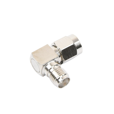Adaptador en Ángulo Recto, de Conector SMA Macho a SMA Hembra Níquel/ Oro/ Teflón.