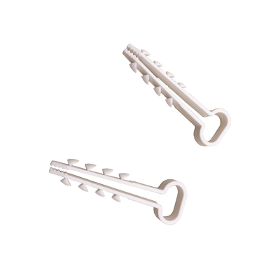 Bolsa con 100 clips sujetadores de plástico para cables de 6 a 12 mm. Ideales para instalaciones en pared, brindan sujeción firme y segura. — LINKEDPRO · SKU LPHOLD10
