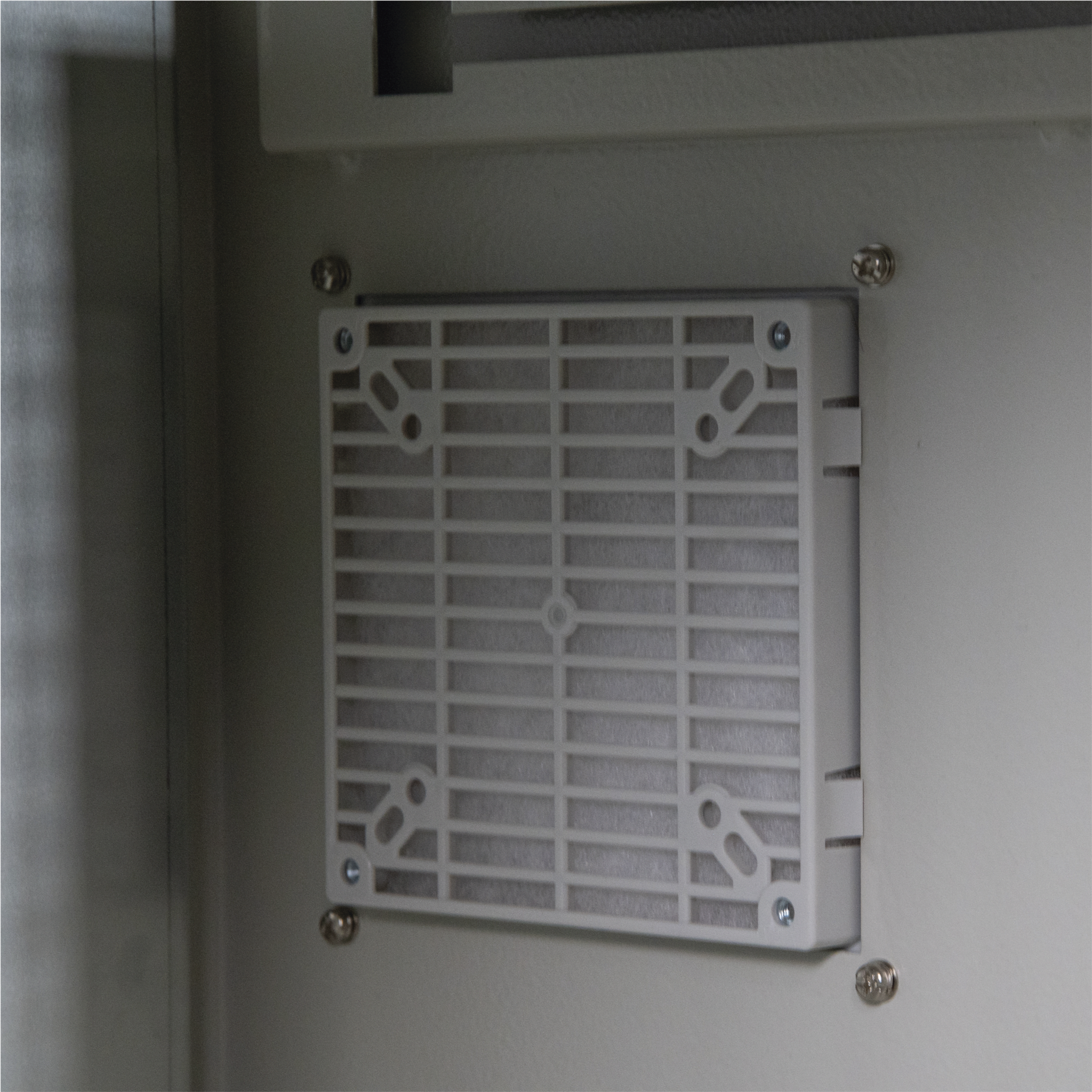 Gabinete Ventilado de Acero IP55 Uso en Exterior (593 x 609 x 399 mm) con Placa Trasera Interior Metálica y Compuerta Inferior Atornillable. Incluye Ventilador, Ventilas, filtros, Montaje Rack 19", Terminal de Tierra Física, Chapas y Ll